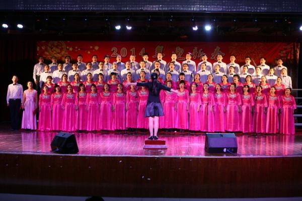 英国上市公司365教职工演唱《歌唱祖国》